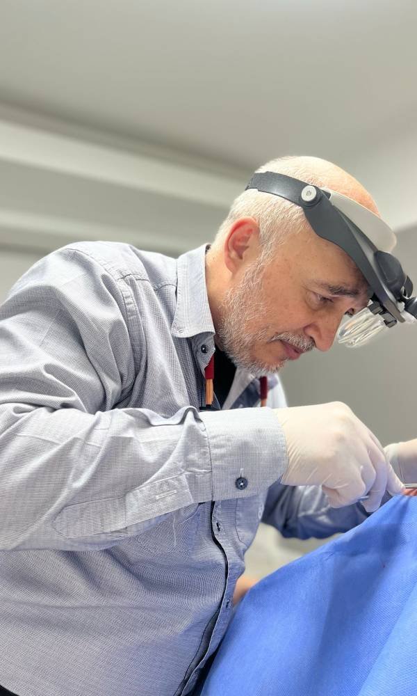 Op. Dr. Cihan Uçar bir işlem sırasında