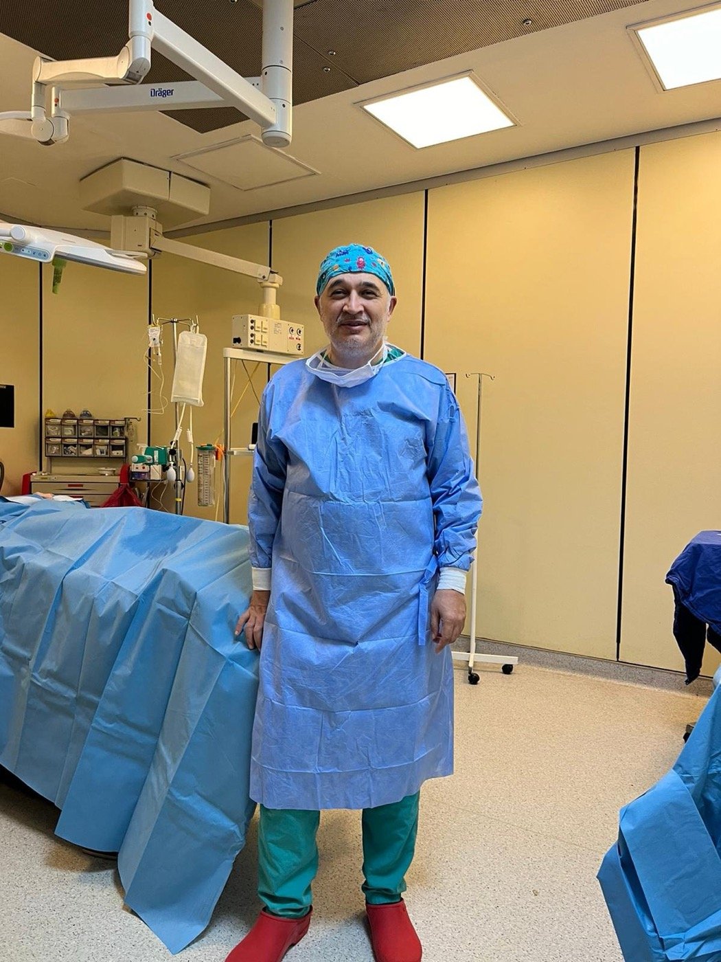 Dr. Cihan Uçar ameliyathanede